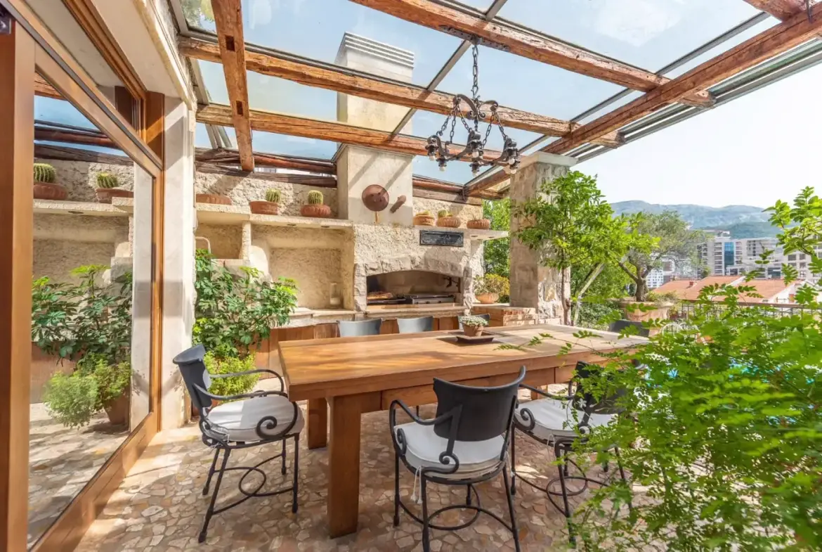 Stone villa with pool and sea view in the immediate vicinity of the Old Town, Budva
