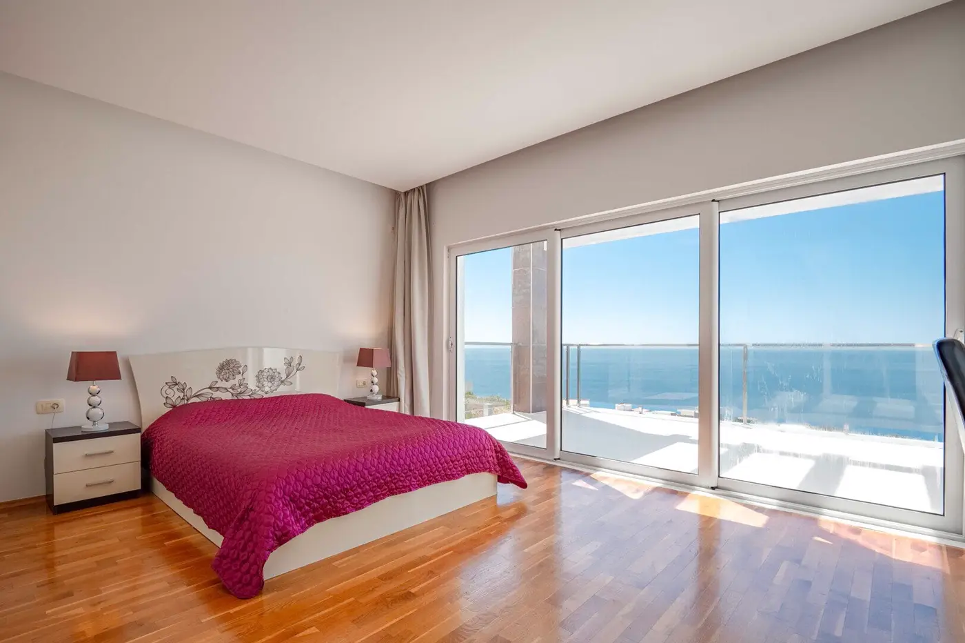 Villa with pool and open sea view