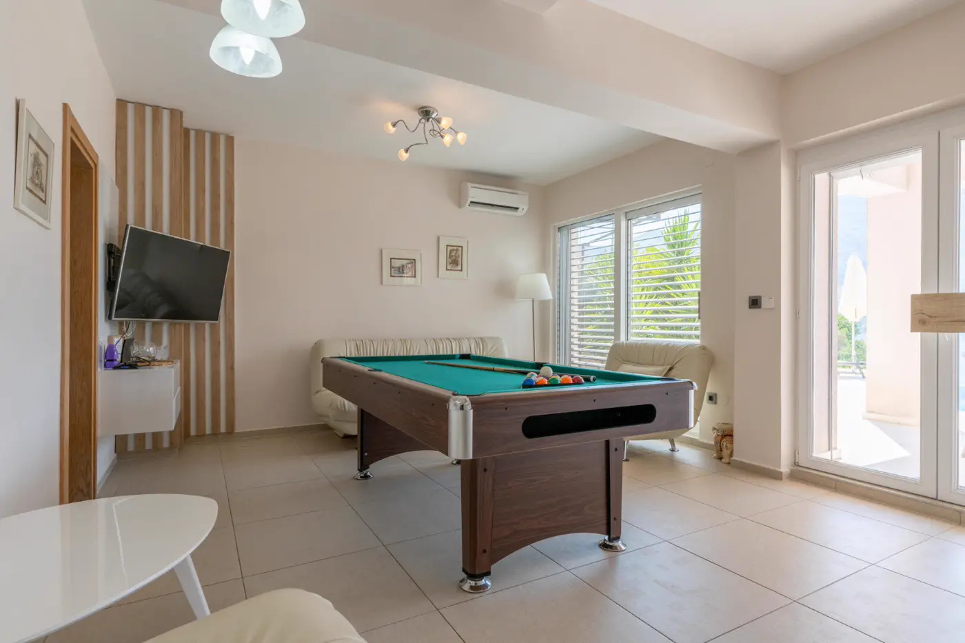 Luxuriously furnished six-room villa with private pool, Dobrota