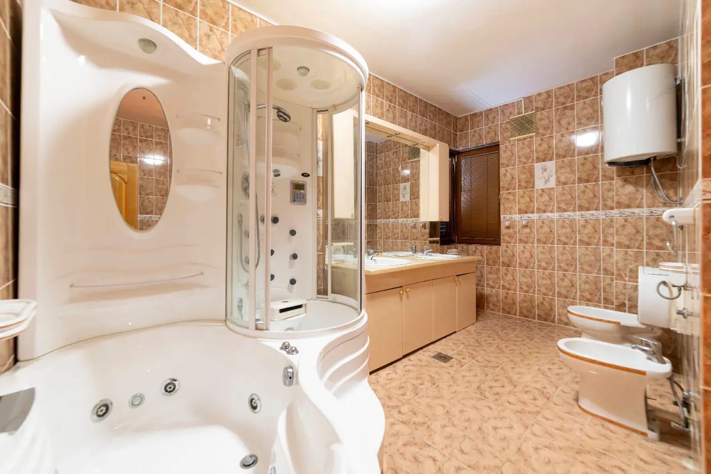 Family villa with a spacious property on the slopes of the Zeta river, Podgorica