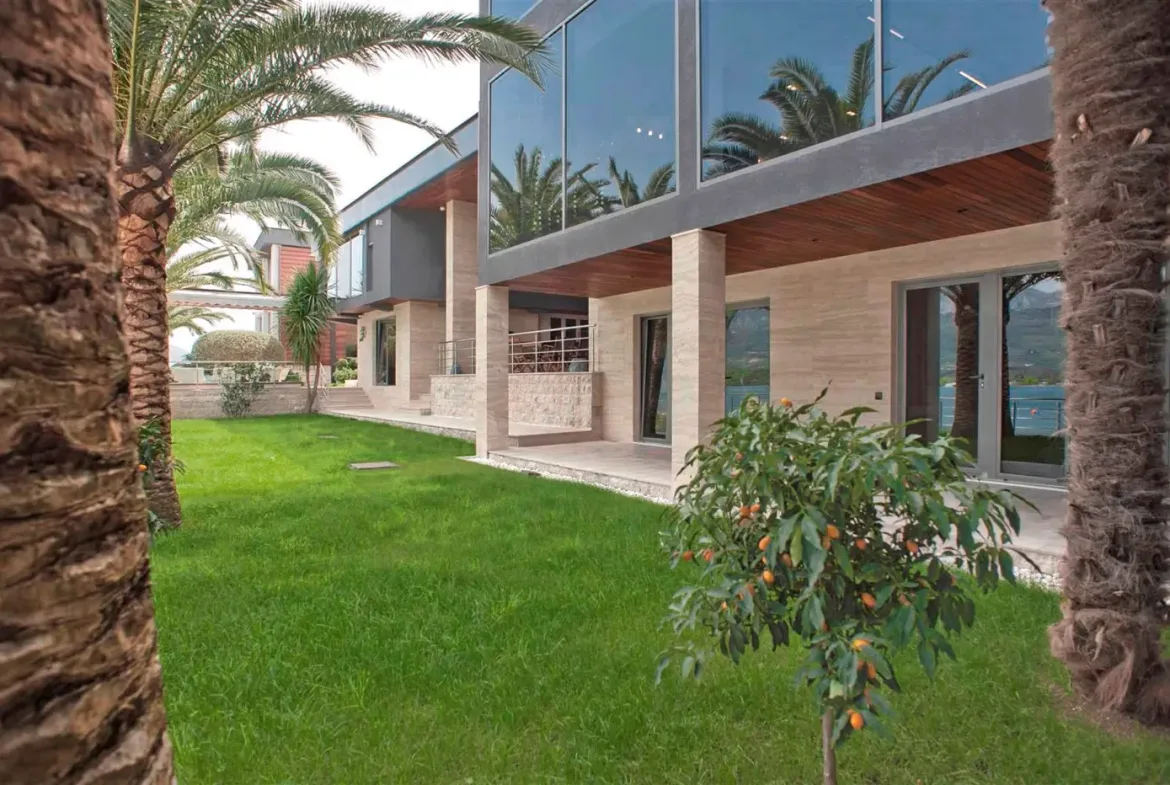 Luxurious complex of villas with a private pontoon, Đuraševići, Tivat