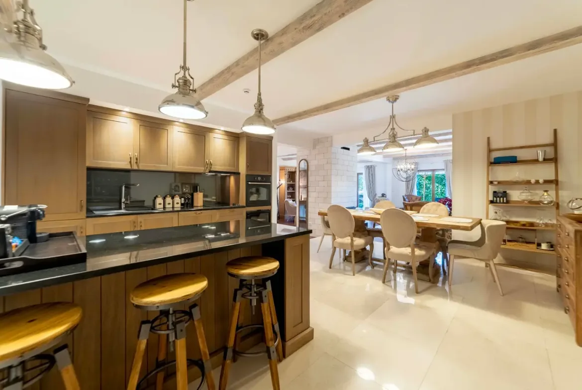 Three-room palazzo-style villa on the first line to the sea, Dobrota, Kotor