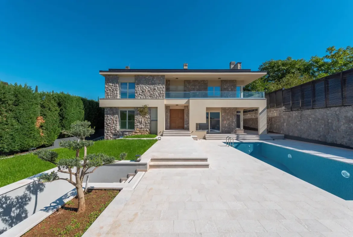 Luxury villa with pool, Mareza