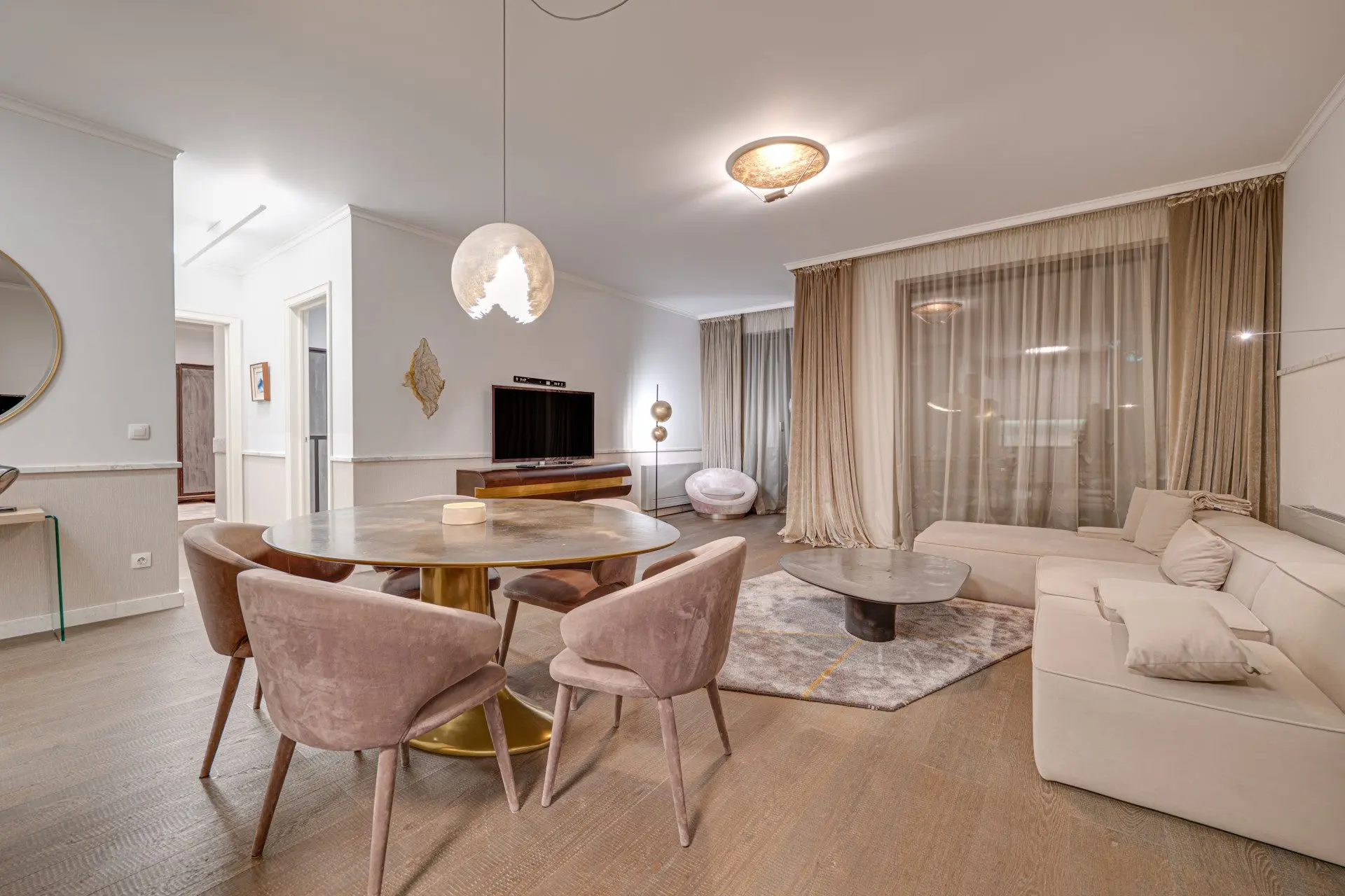 Designer apartment in an iconic building with a parking space included in the price