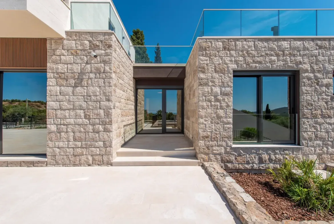 An exceptional complex of villas with an outdoor pool and a large estate, Đuraševići, Tivat