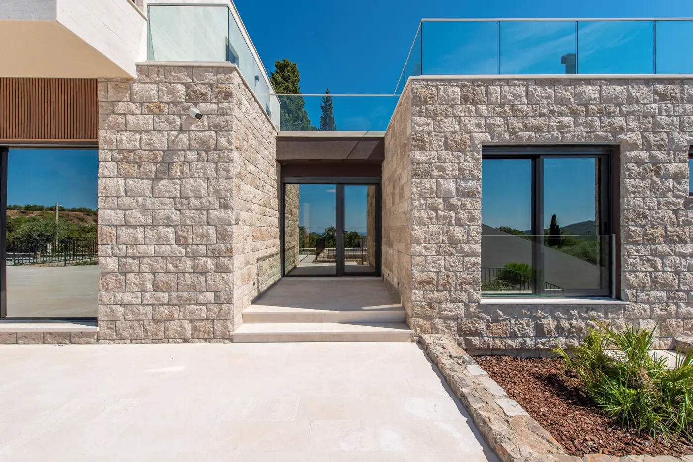 An exceptional complex of villas with an outdoor pool and a large estate, Đuraševići, Tivat