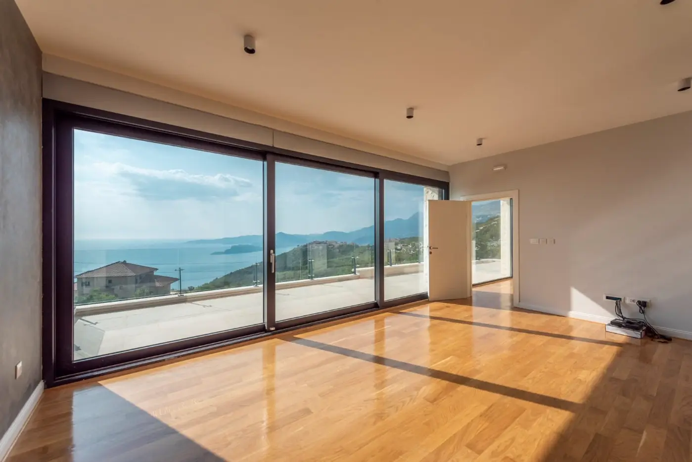 Modern villa with swimming pool and garage for two vehicles, Budva, Tudorovići