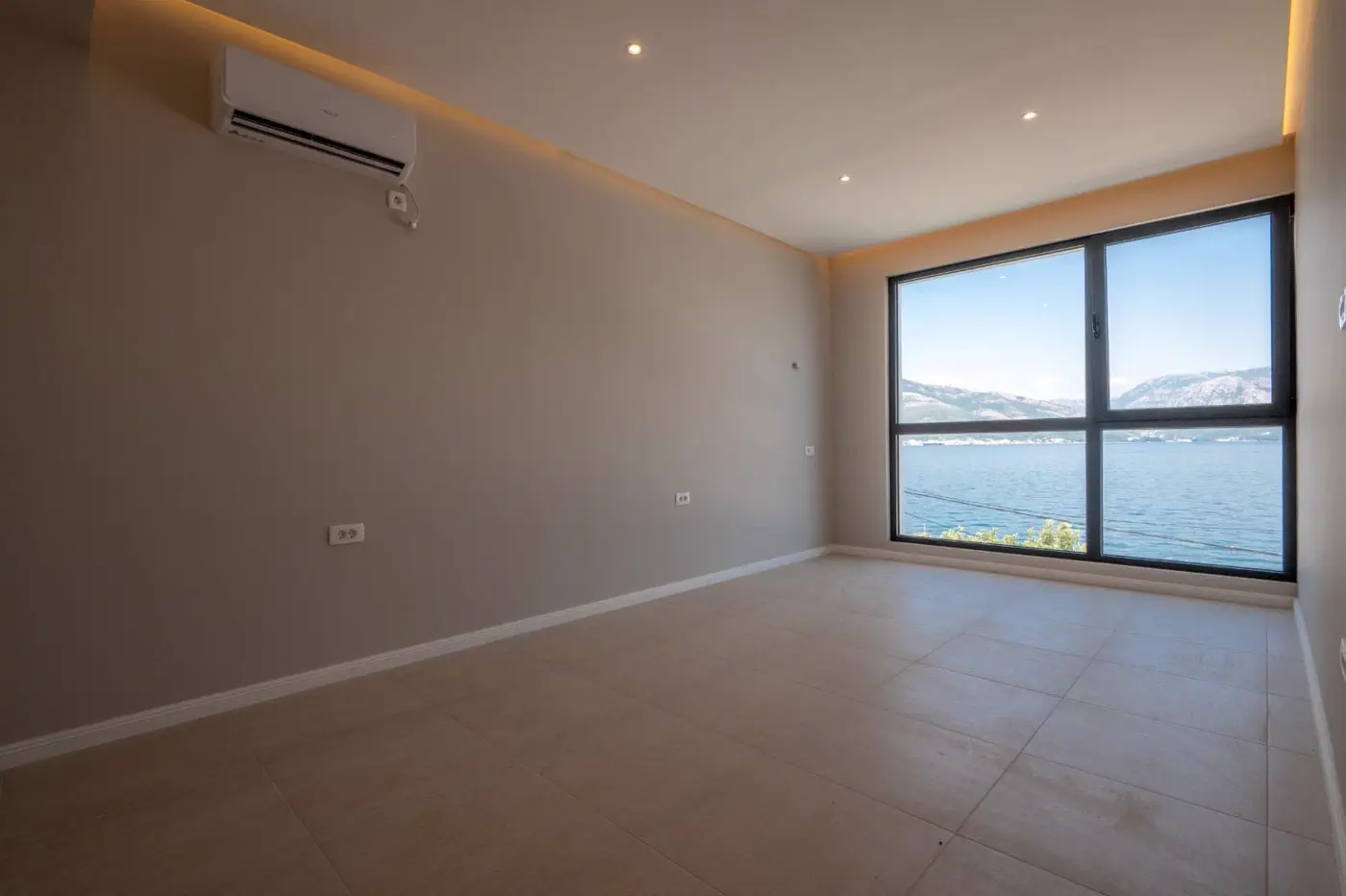 11-101 Newly built villa with pool and sea view, Krašići, Tivat