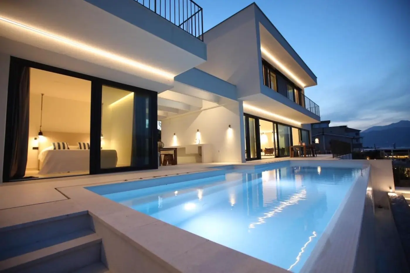 A unique villa with 40 m wide access to the sea, Đuraševići