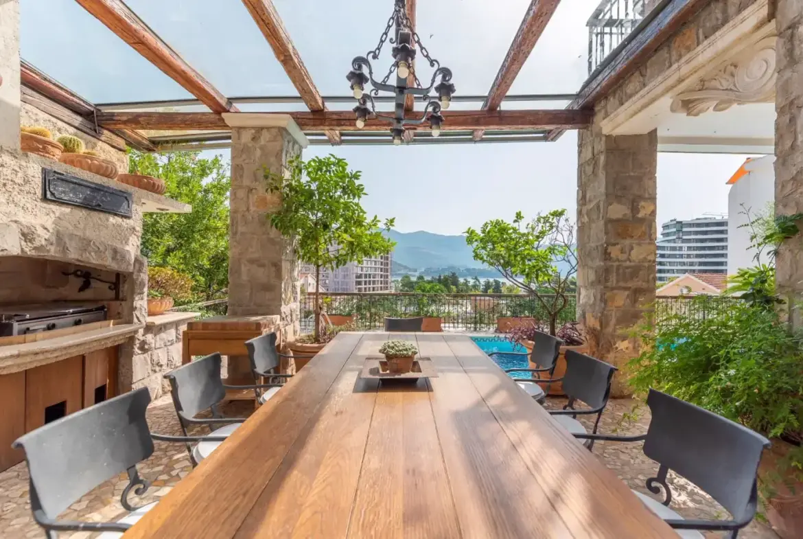 Stone villa with pool and sea view in the immediate vicinity of the Old Town, Budva