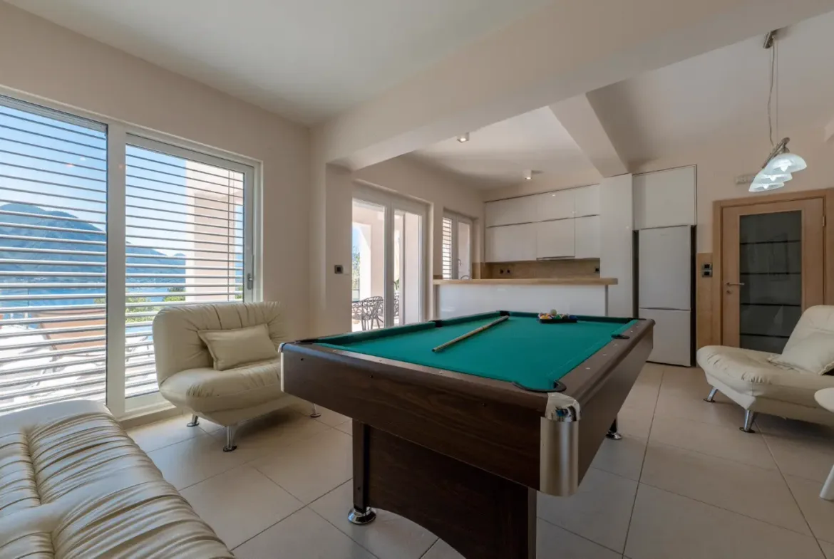 Luxuriously furnished six-room villa with private pool, Dobrota