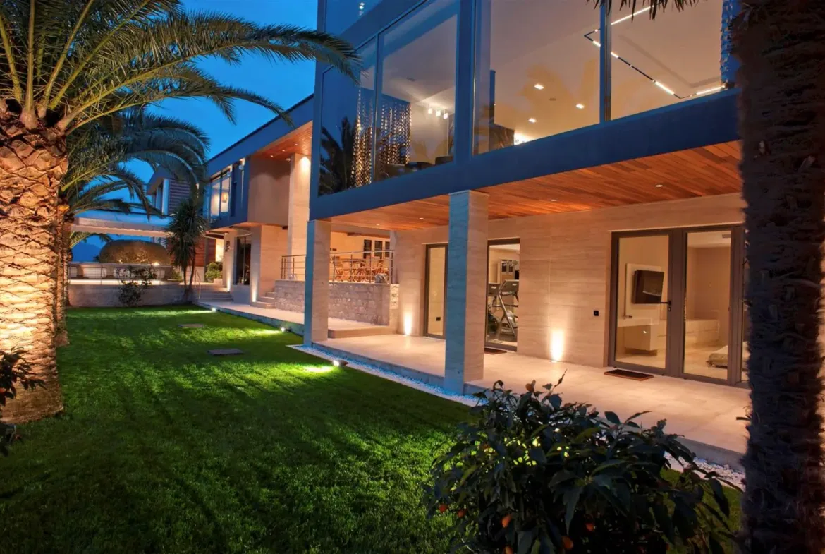 Luxurious complex of villas with a private pontoon, Đuraševići, Tivat