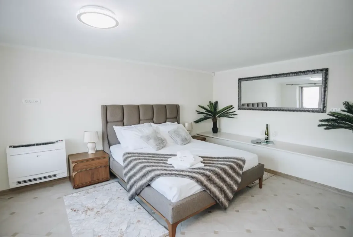 New villa with 3 apartments on the first line to the sea, Tivat, Krašići