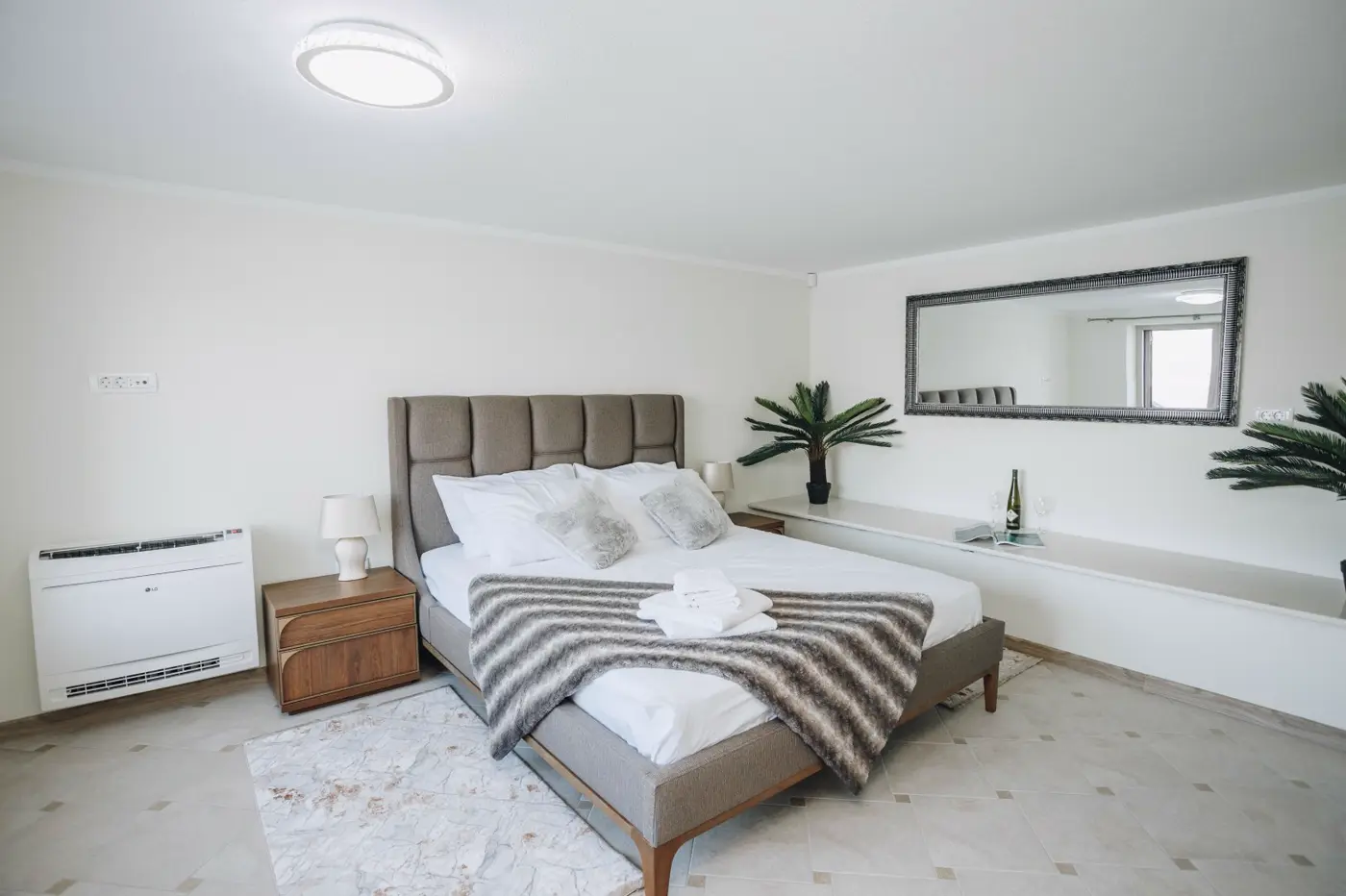 New villa with 3 apartments on the first line to the sea, Tivat, Krašići