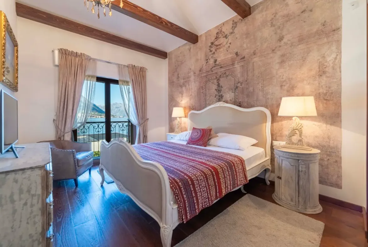 Three-room palazzo-style villa on the first line to the sea, Dobrota, Kotor