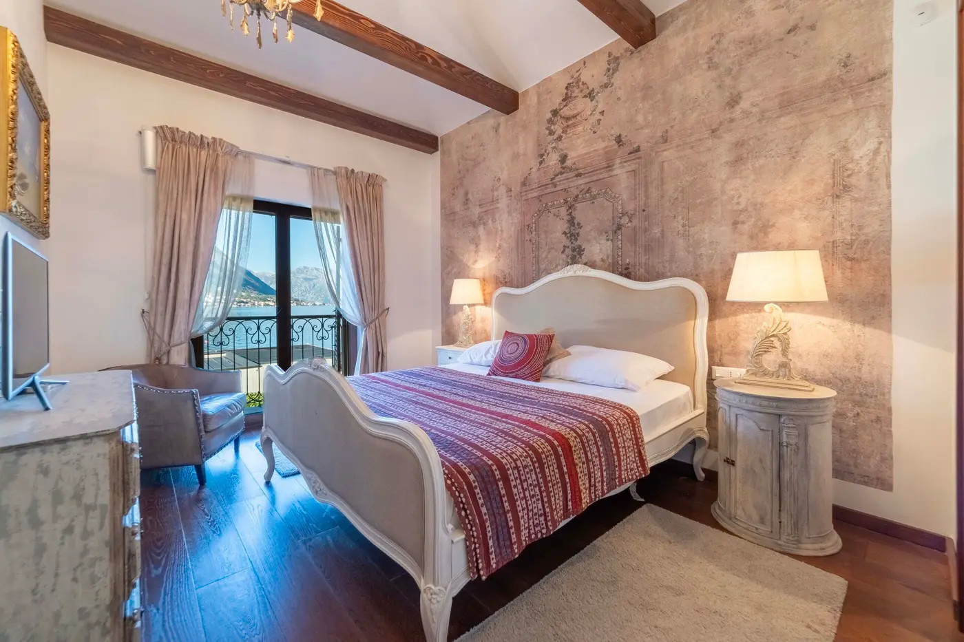 Three-room palazzo-style villa on the first line to the sea, Dobrota, Kotor