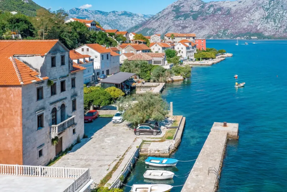 Palata Beskuća – historical stone villa for reconstruction, Kotor