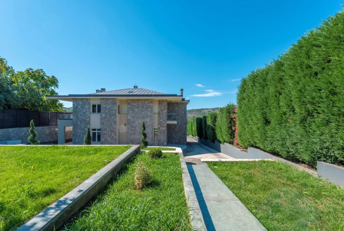 Luxury villa with pool, Mareza