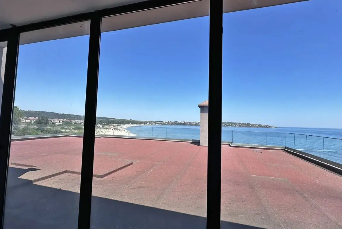 Spacious penthouse with an impressive panorama of Kavatsi beach