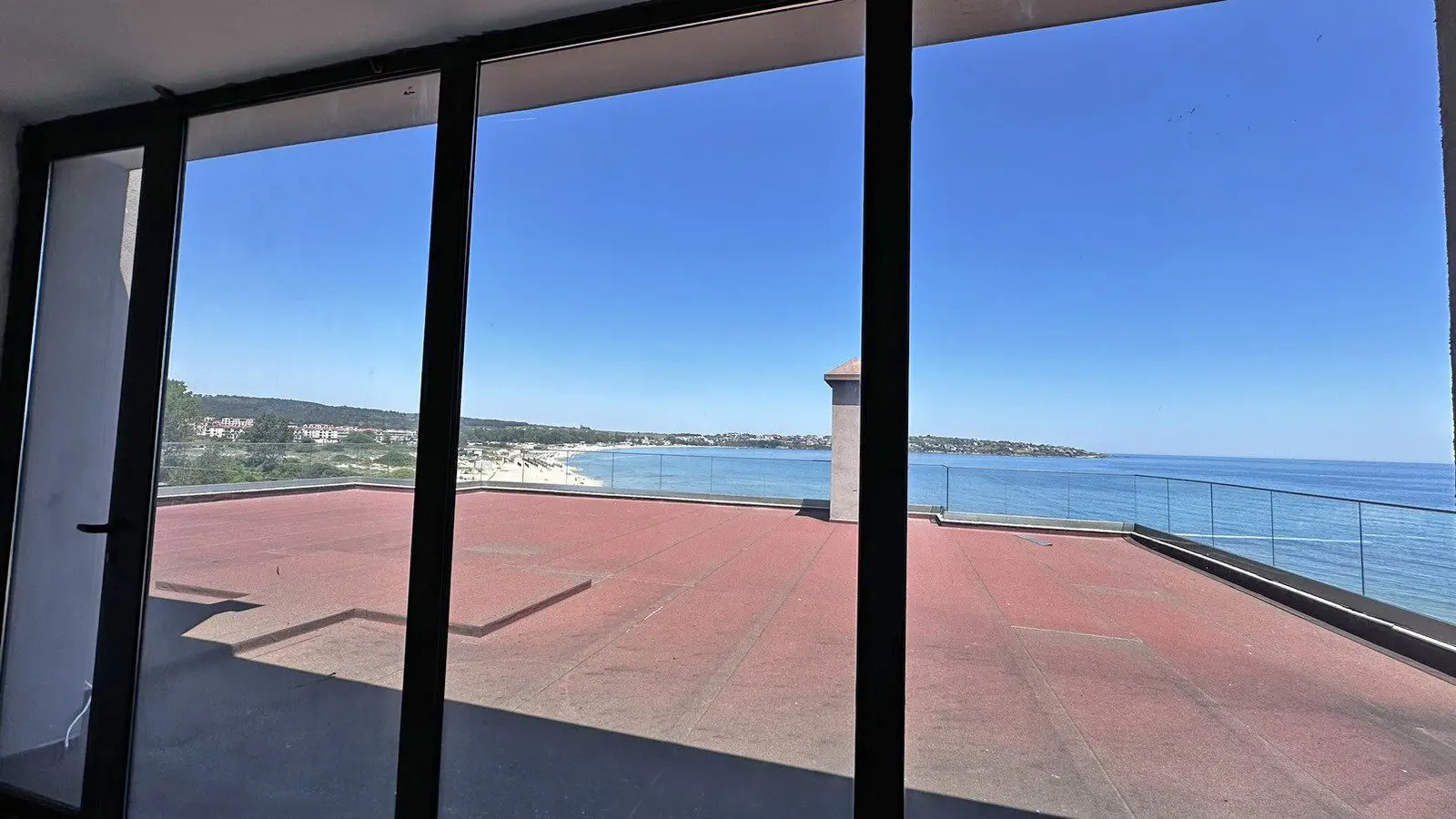 Spacious penthouse with an impressive panorama of Kavatsi beach