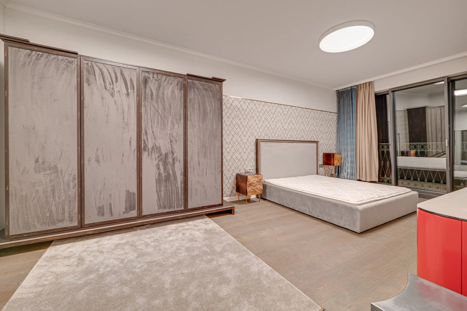 Designer apartment in an iconic building with a parking space included in the price