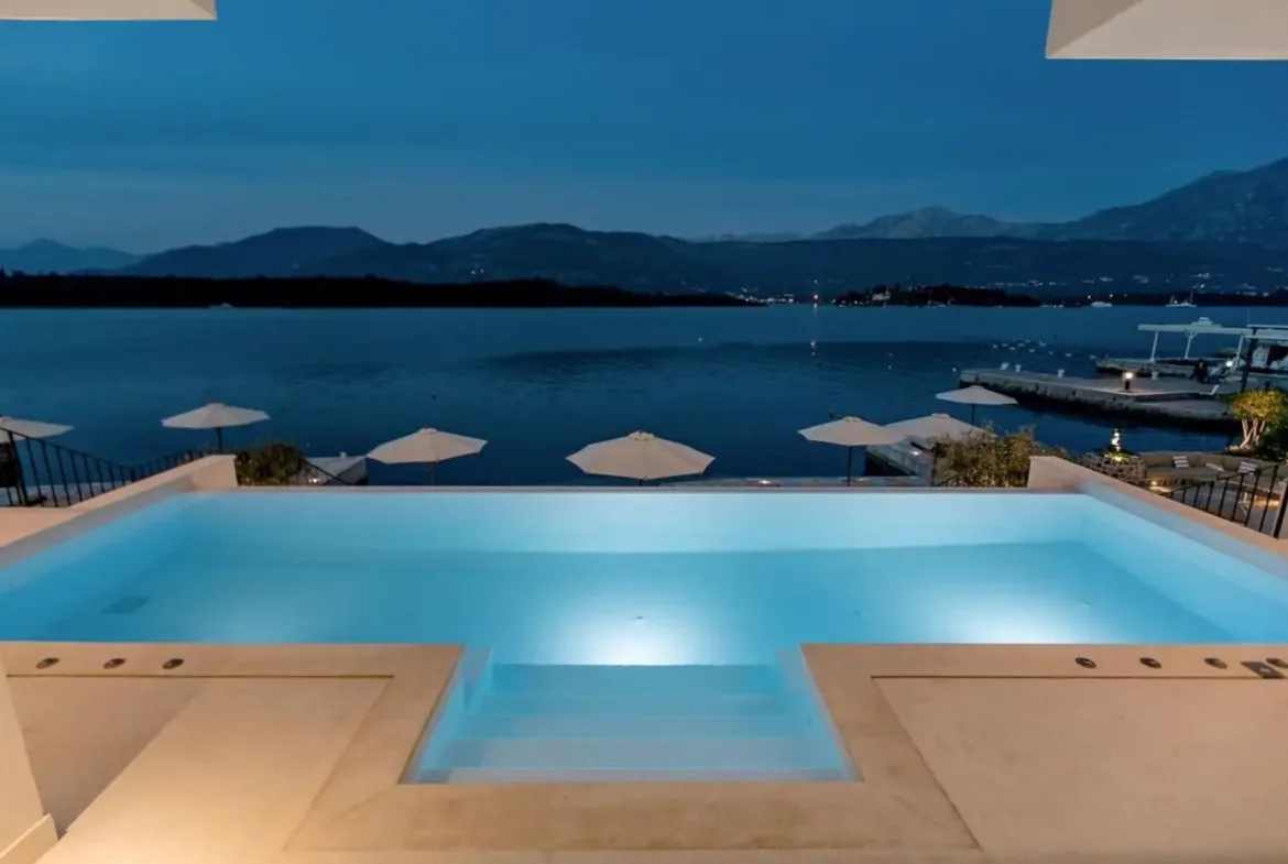 A unique villa with 40 m wide access to the sea, Đuraševići