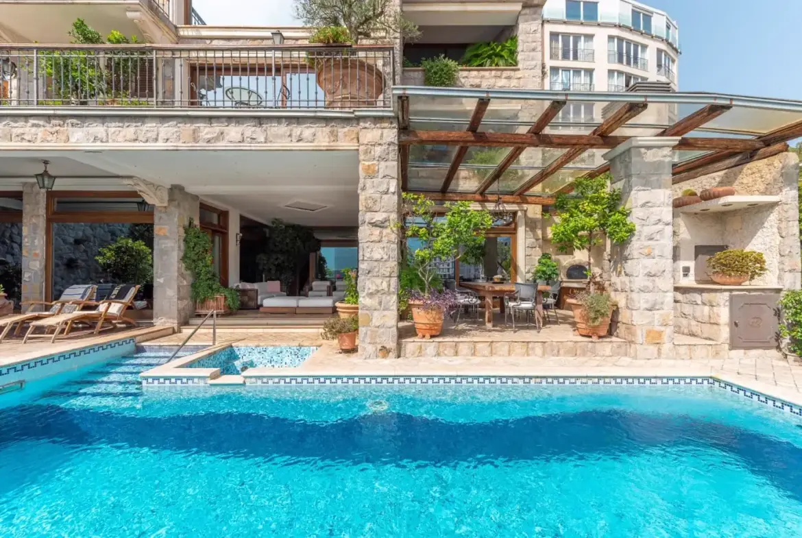 Stone villa with pool and sea view in the immediate vicinity of the Old Town, Budva