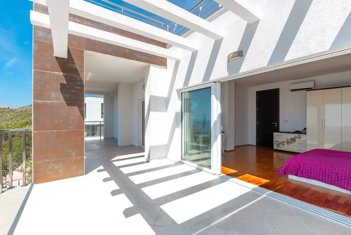 Villa with pool and open sea view
