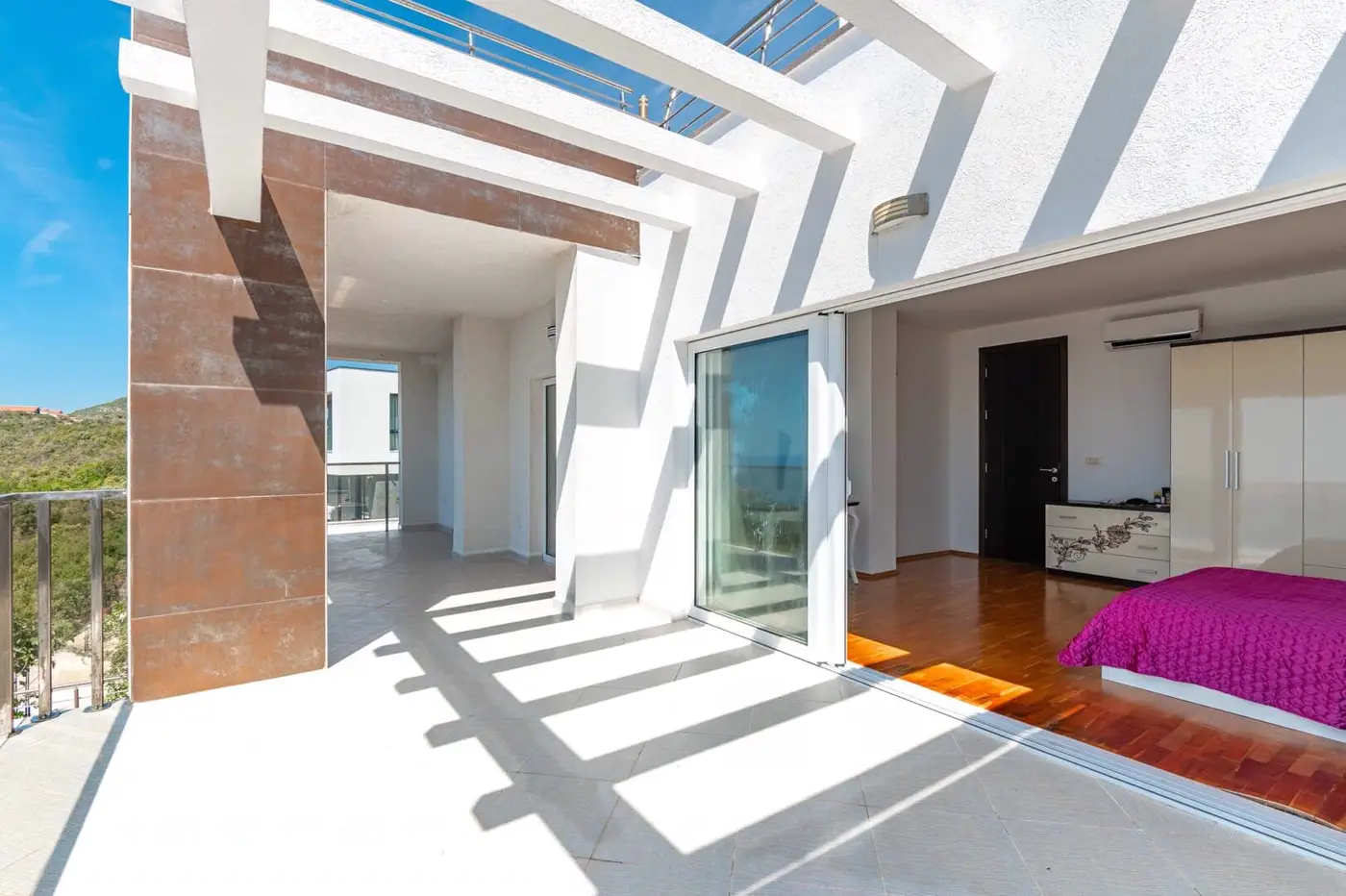 Villa with pool and open sea view
