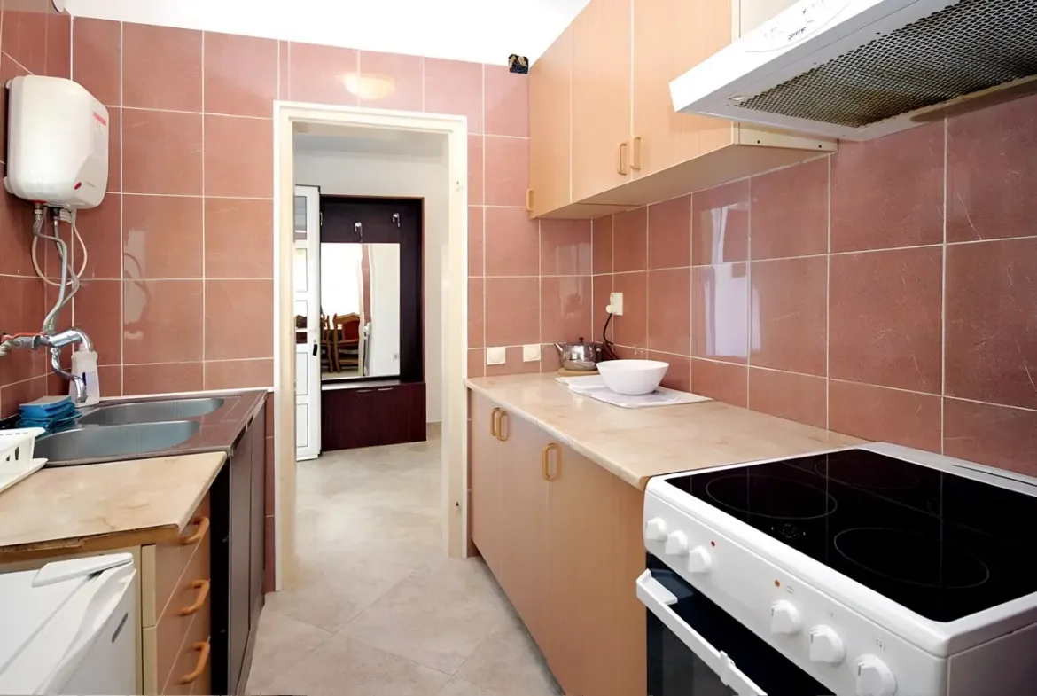Villa with swimming pool on a plot of 1200m2, Katun Reževići, Budva