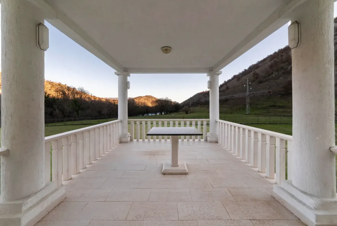Family villa with a spacious property on the slopes of the Zeta river, Podgorica