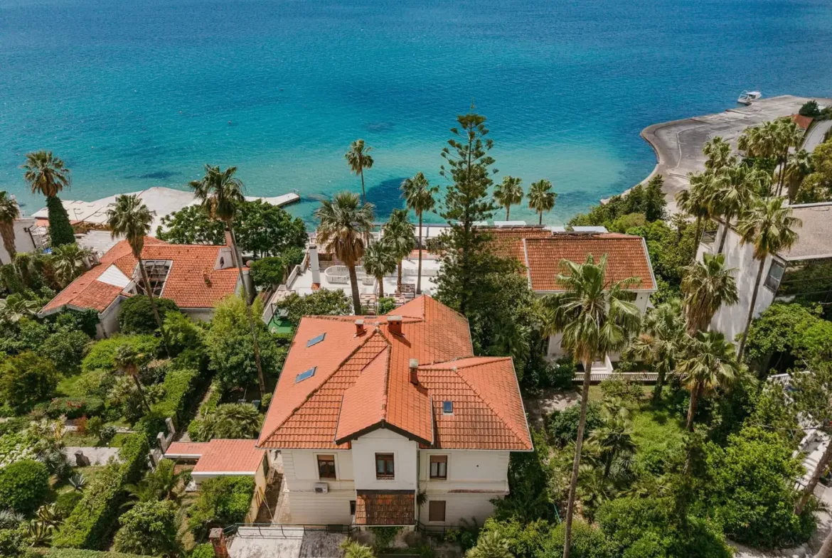 Authentic villa with a spacious garden, Herceg Novi, Savina