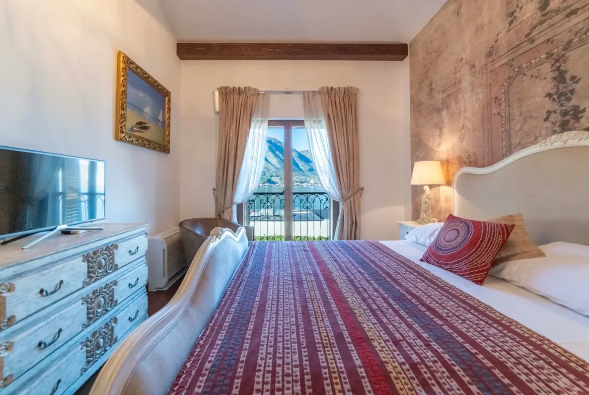 Three-room palazzo-style villa on the first line to the sea, Dobrota, Kotor
