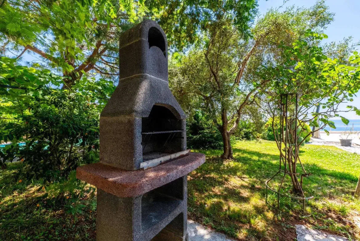 Beachfront villa with a private pool, Utjeha, Bar