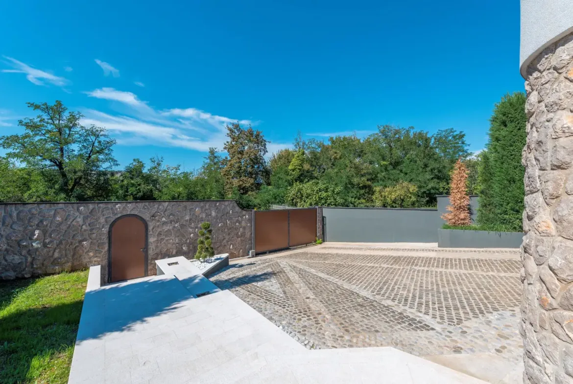 Luxury villa with pool, Mareza