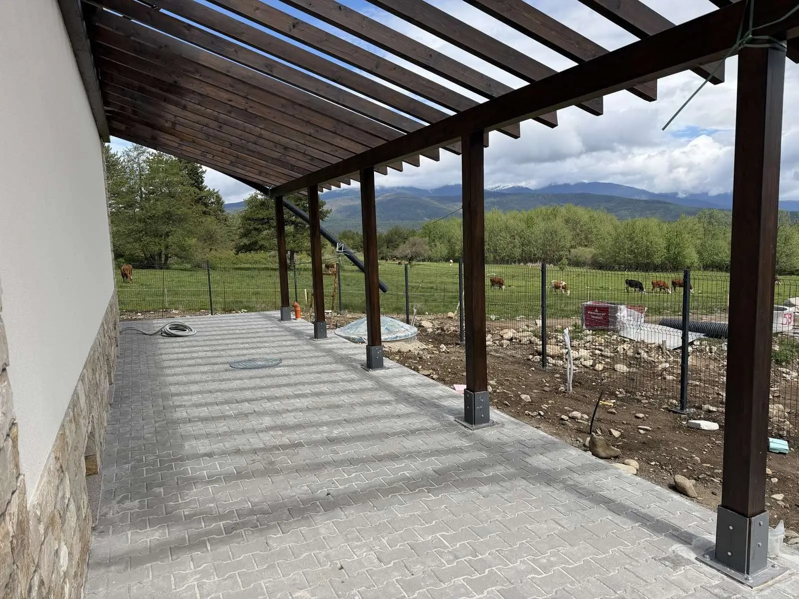 12bed9351b9175981cd1b8b2bd3d2189 House with panoramic views and private yard in a villa village near Pirin Golf