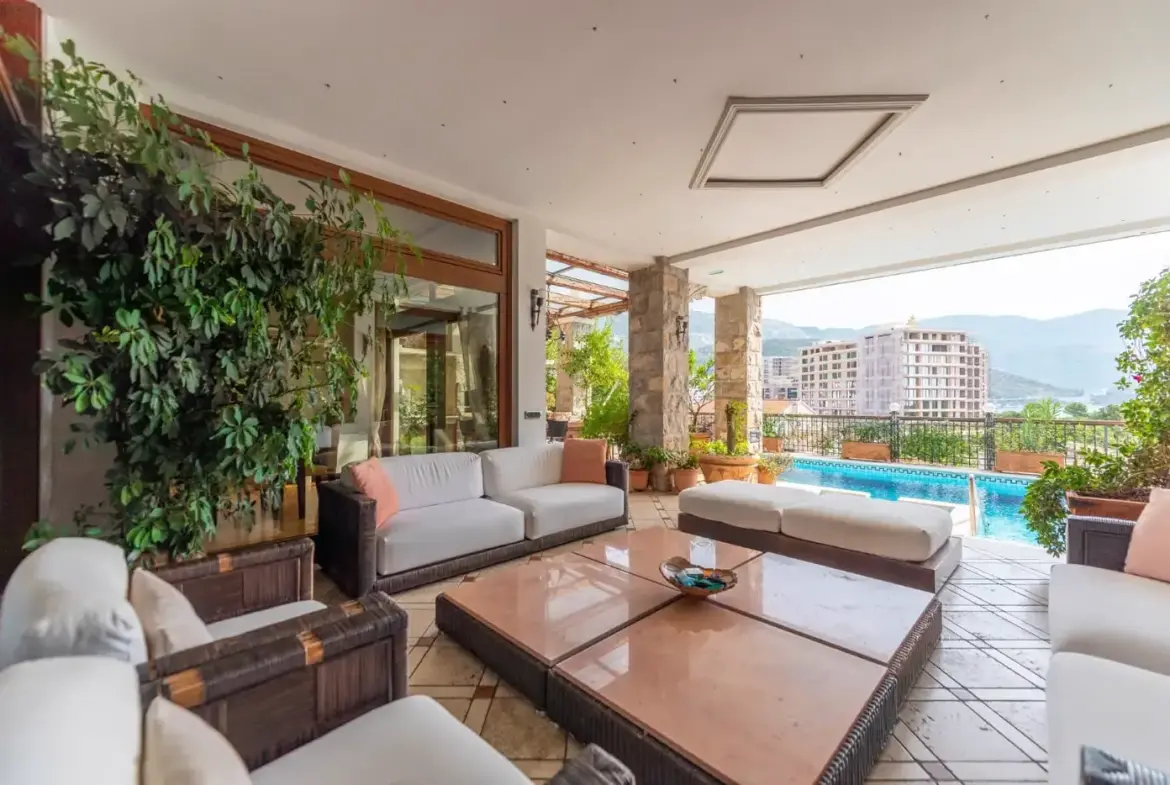 Stone villa with pool and sea view in the immediate vicinity of the Old Town, Budva