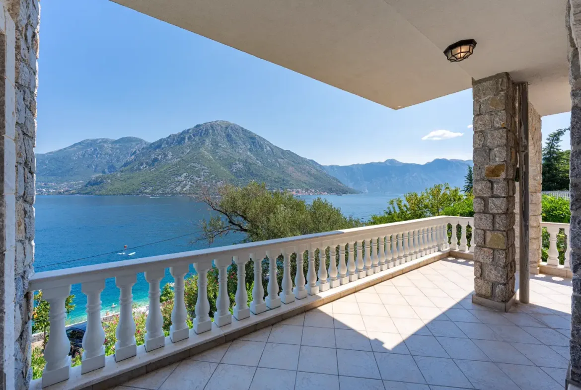 Villa in a complex on the first line to the sea, Kostanjica, Kotor