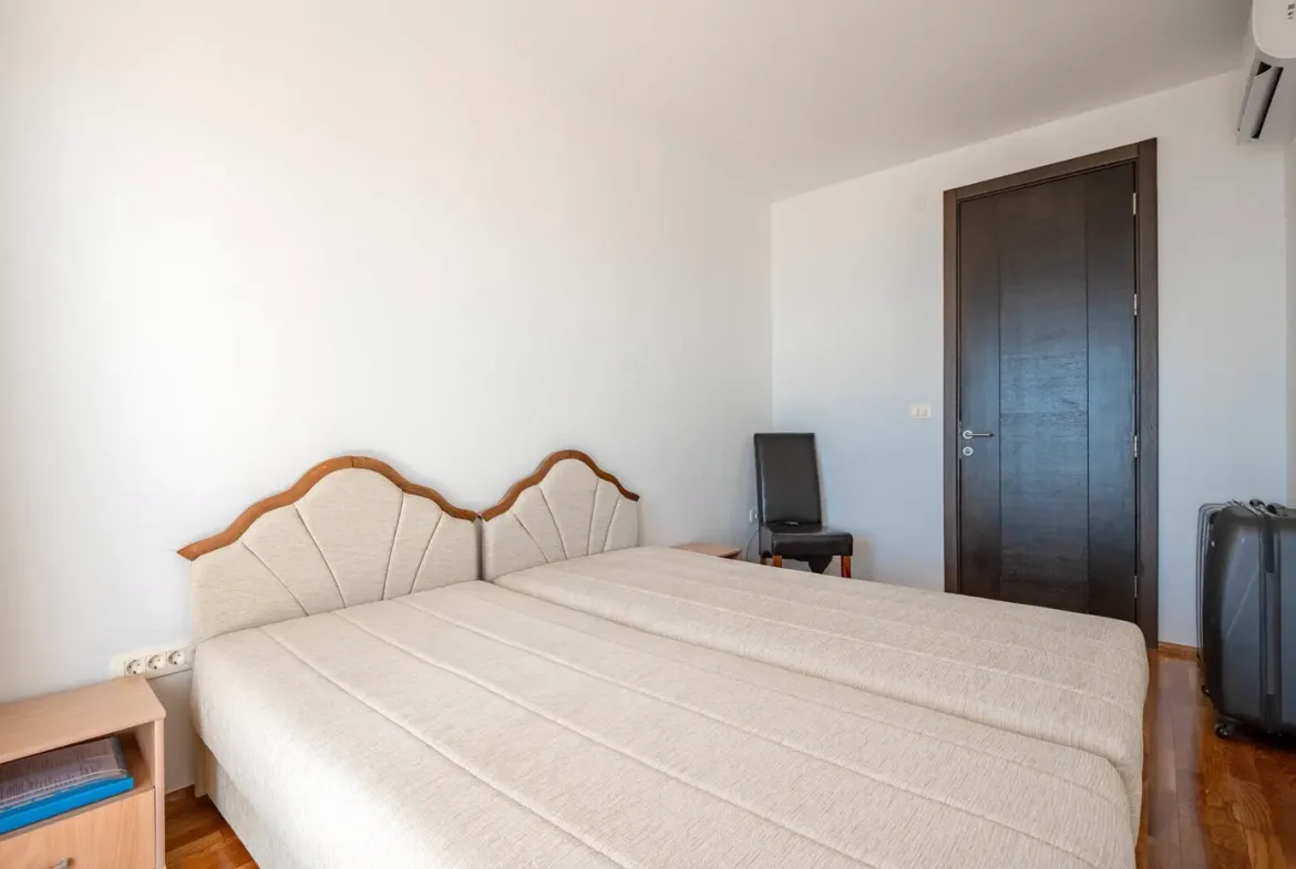 Villa with pool and open sea view