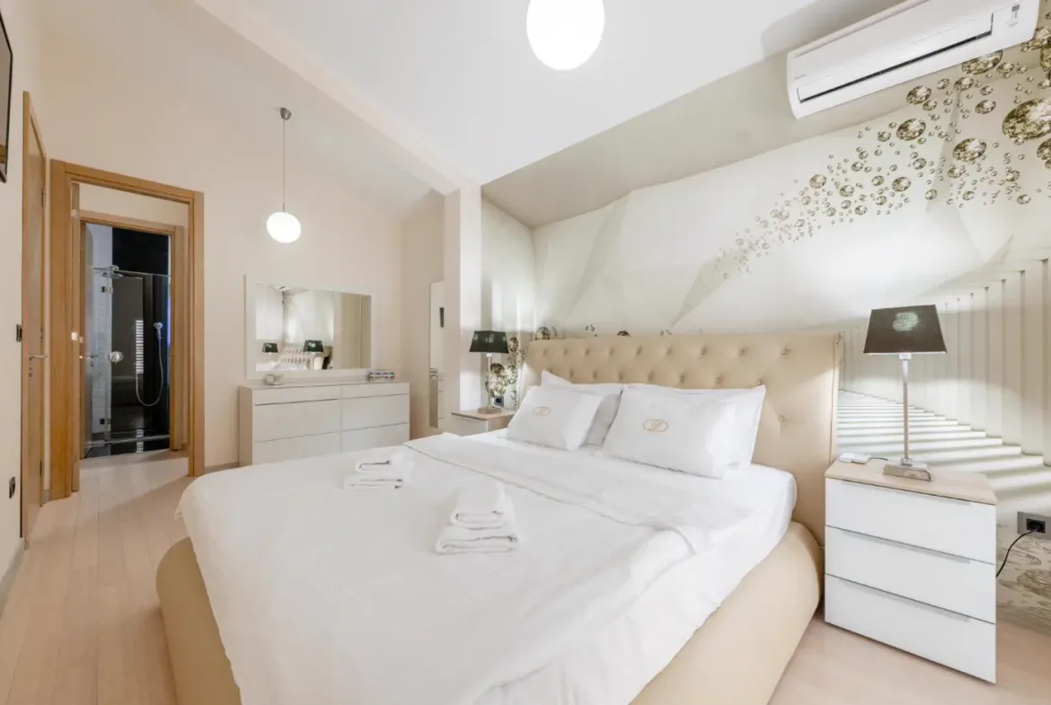 Luxuriously furnished six-room villa with private pool, Dobrota