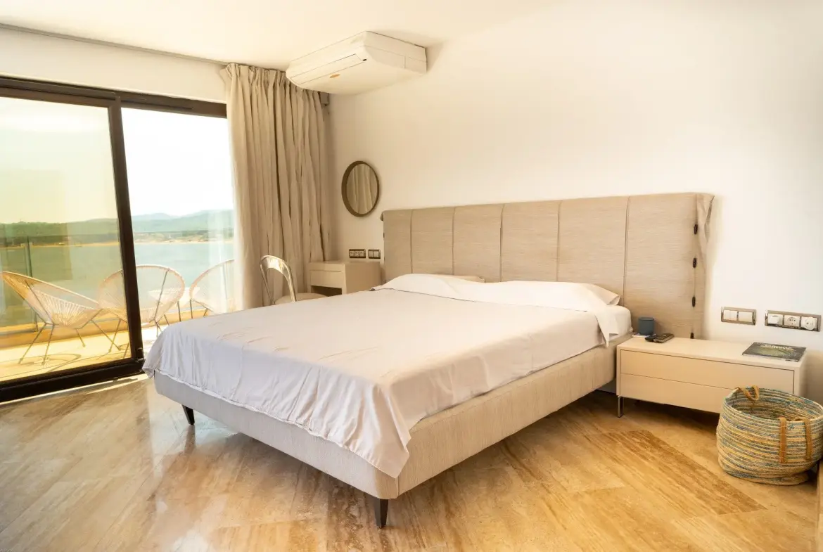 Excellent detached house in Sozopol on the seafront with pool and beach.