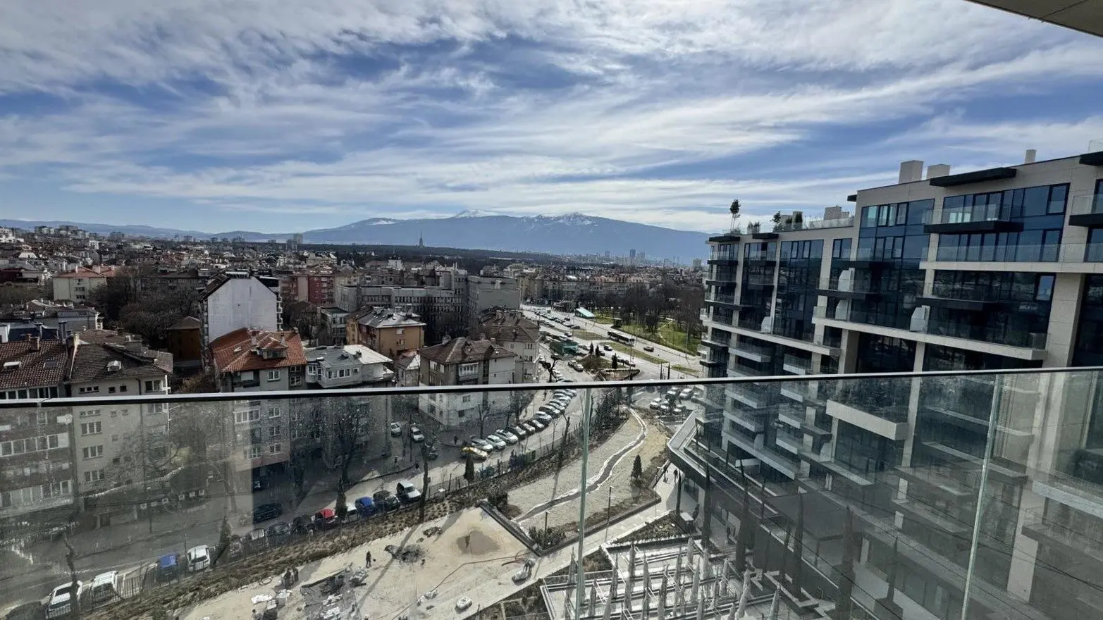 13d01fc7fb29dd78d1b601188888a8be Two-bedroom apartment in a luxury complex near Zaimov Park