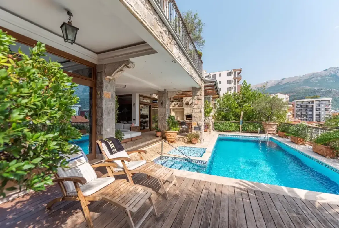 Stone villa with pool and sea view in the immediate vicinity of the Old Town, Budva