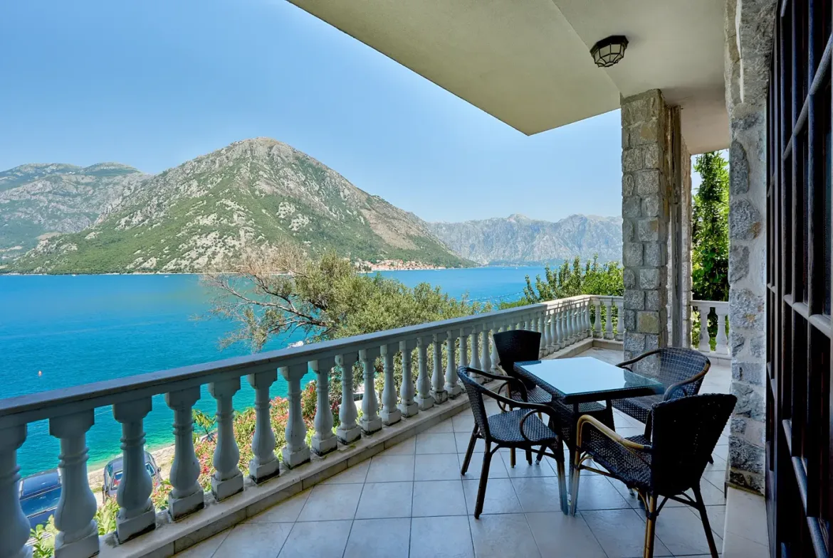 Villa in a complex on the first line to the sea, Kostanjica, Kotor