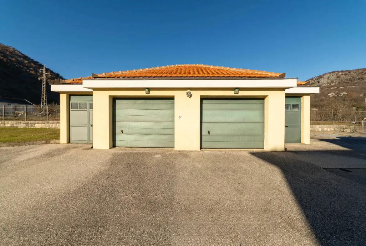 Family villa with a spacious property on the slopes of the Zeta river, Podgorica