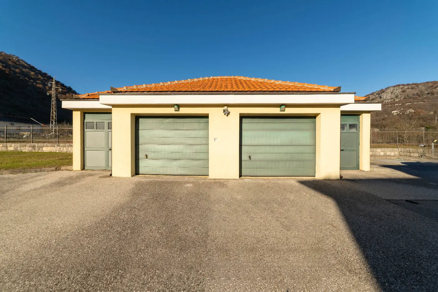 Family villa with a spacious property on the slopes of the Zeta river, Podgorica