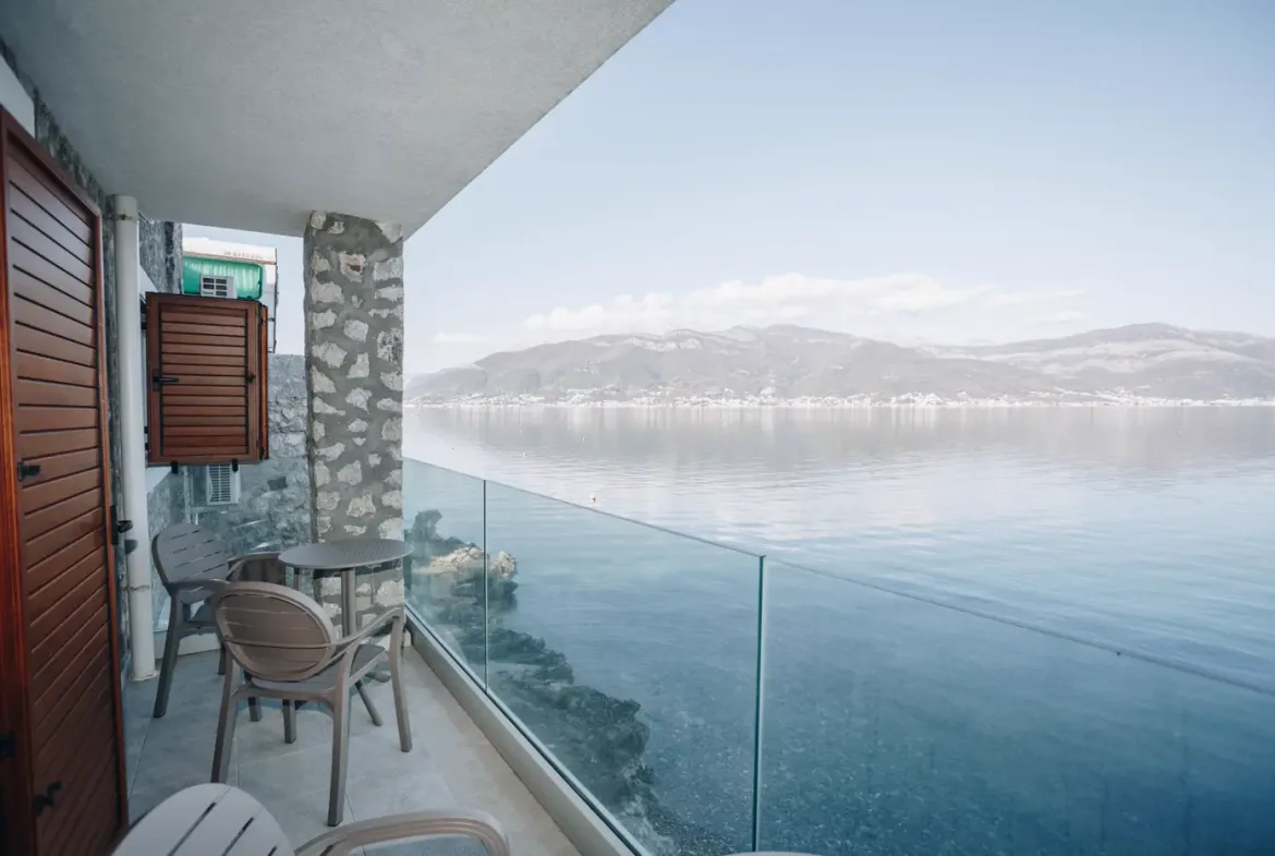 New villa with 3 apartments on the first line to the sea, Tivat, Krašići