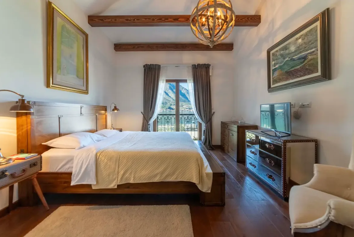 Three-room palazzo-style villa on the first line to the sea, Dobrota, Kotor