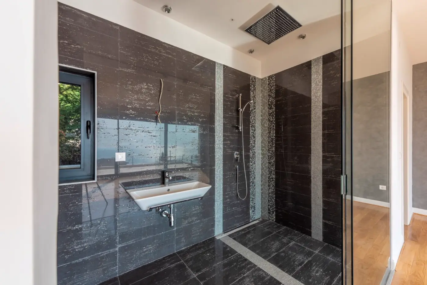Modern villa with swimming pool and garage for two vehicles, Budva, Tudorovići