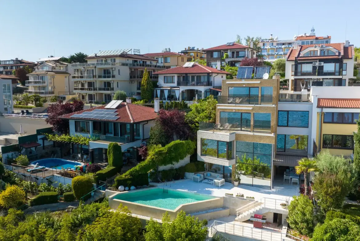 Excellent detached house in Sozopol on the seafront with pool and beach.